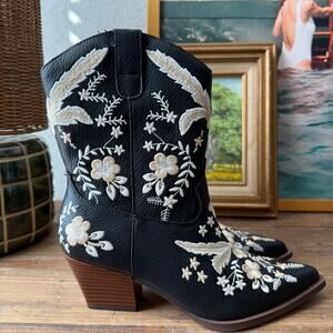 Women's Oasis Society Black Man Made Leather Boot Cream Floral Embroidery 8 NEW
